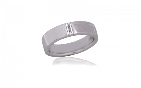 18ct White gold Torino design featuring one Baguette cut diamond channel set within the band, finished in a brushed metal.