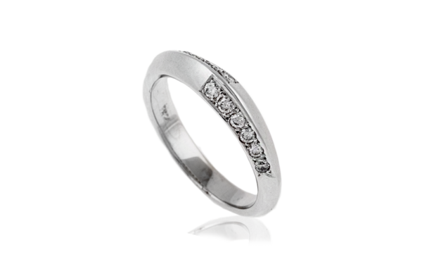 18 carat white gold diamond set wedding ring with knife edge band_22127