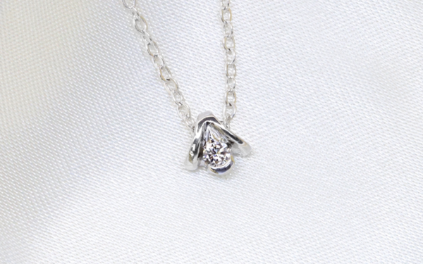 18ct white gold diamond pendant