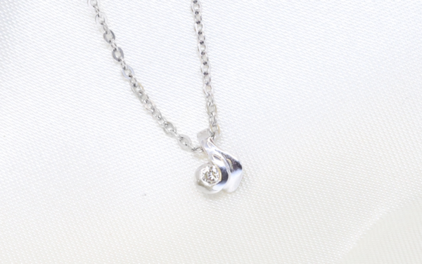 18ct white gold diamond pendant