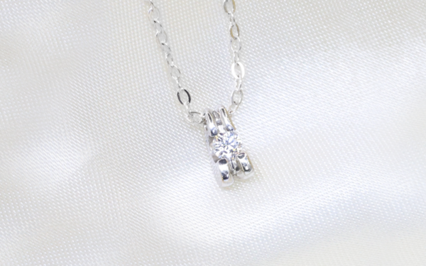 18ct white gold diamond pendant