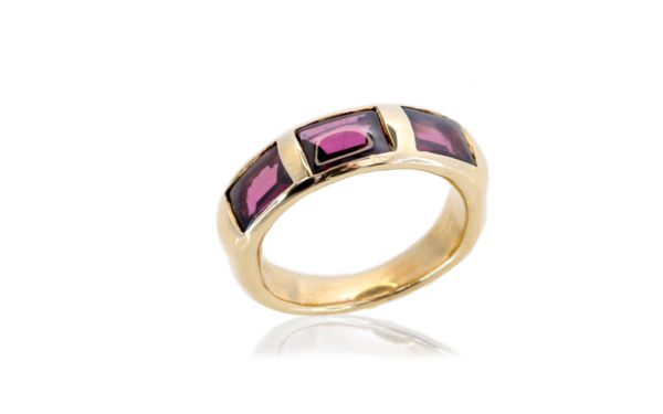 9ct yellow gold ring featuring Cabochon Rhodolite garnets
